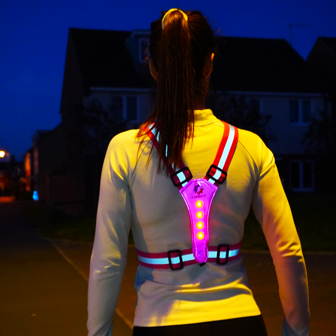 Gato Led Safer Sport Gilet Rosa Con Luci LED – 4 LED Bianchi Anteriori E 4 Rossi Posteriori, Fascia Elastica Riflettente, Batterie CR2032 Sostituibili. Taglia Unica Regolabile Da XXS A XXL.