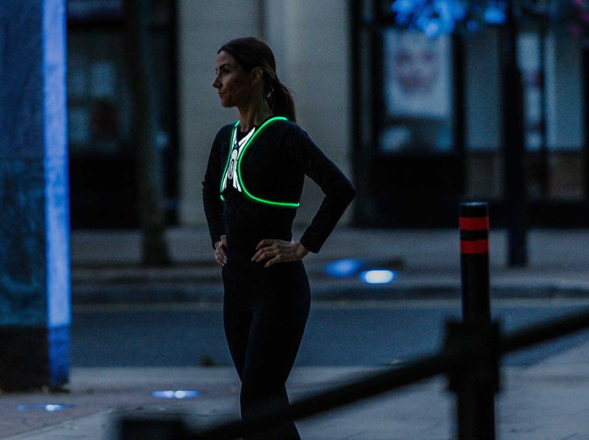 Sylanda LED Warnweste, mit LED Beleuchtung und 2 Reflektorbänder Joggen  Elastische Verstellbare Leuchtweste Reflektierende Fahrrad Reflektorweste  für Joggen, Wandern oder Radfahren in der Nacht : : Sport &  Freizeit